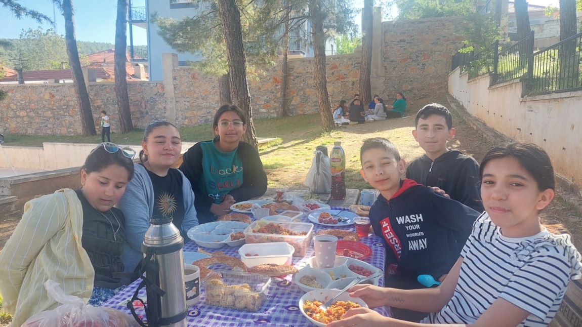 23 Nisan Etkinlikleri kapsamında okulumuzun bahçesinde piknik düzenledik
